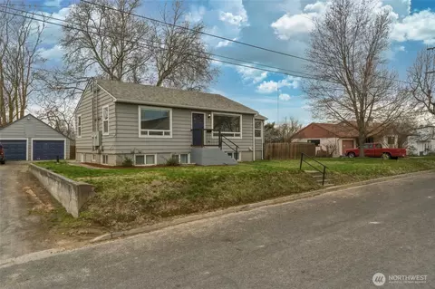 15 SW 13th St, College Place, WA 99324