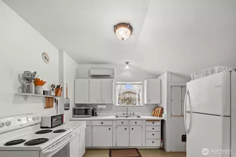 Kitchen - 20807 Orville Rd E, Orting, WA 98360 photo 2 of 2