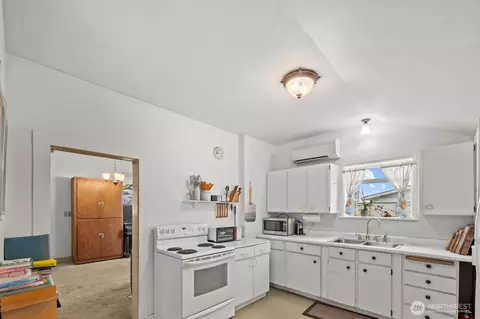 Kitchen - 20807 Orville Rd E, Orting, WA 98360 photo 1 of 2