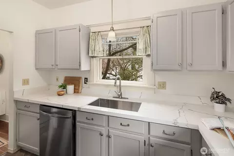 749 N 96th St, Seattle, WA 98103 photo 13