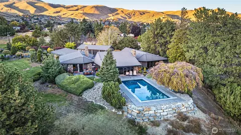 218 Sunnyslope Heights Rd, Wenatchee, WA 98801