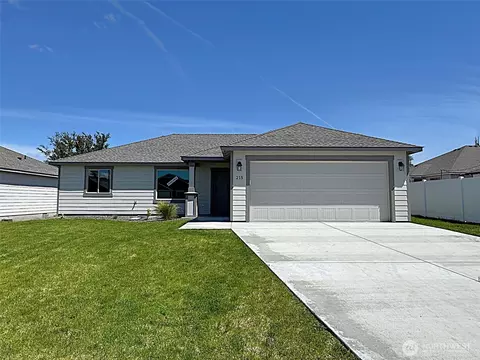 215 Lessor Loop, Moses Lake, WA 98837