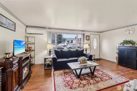 Living - 2314 8th St, Everett, WA 98201 photo 1 of 2