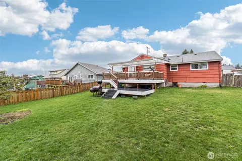 Exterior - 2314 8th St, Everett, WA 98201 photo 5 of 8