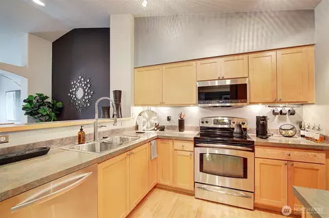 Kitchen - 2009 196th St SE #C-303, Bothell, WA 98012 photo 2 of 3