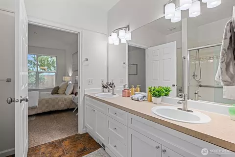 Bath - 404 228th St SW #E101, Bothell, WA 98021 photo 1 of 2
