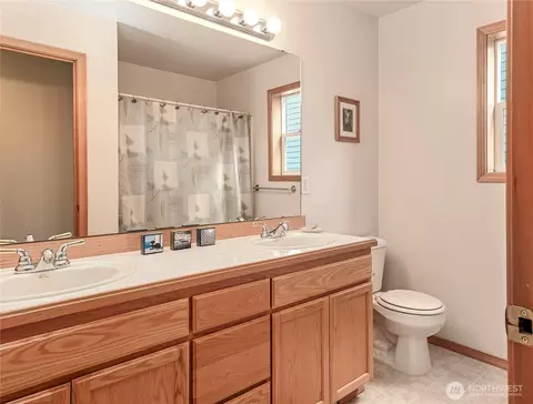 Bath - 18323 10th Dr SE, Bothell, WA 98012 photo 4 of 4