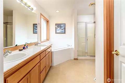 Bath - 18323 10th Dr SE, Bothell, WA 98012 photo 2 of 4