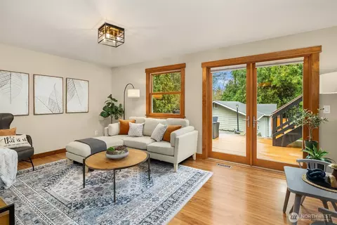 Living - 12131 53rd Ave SE, Everett, WA 98208 photo 2 of 3