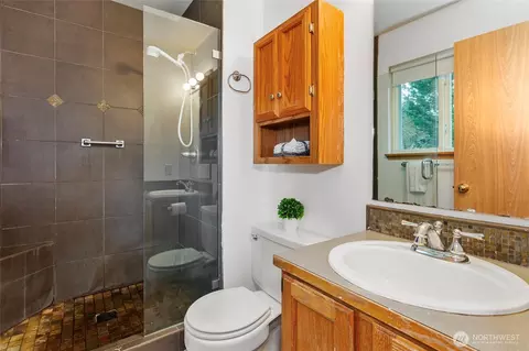 Bath - 16 60th Pl SE, Everett, WA 98203 photo 2 of 3