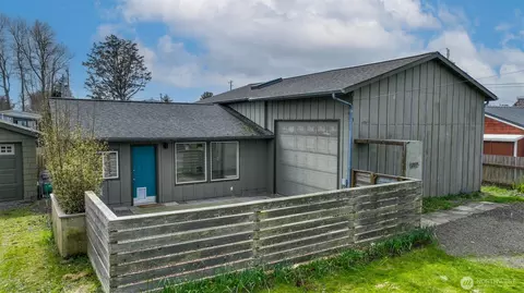 207 5th St NE, Long Beach, WA 98631