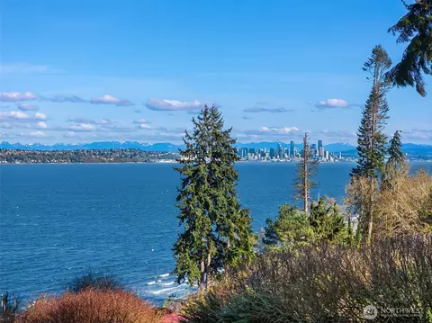 7946 Grand Ave NE, Bainbridge Island, WA 98110