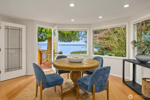 7946 Grand Ave NE, Bainbridge Island, WA 98110