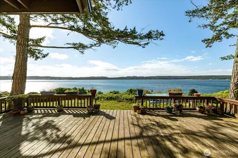 1677 Penn Cove Rd, Oak Harbor, WA 98277