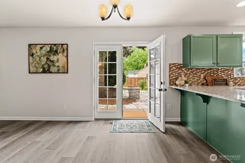 Entry Way - 511 Harrison St, Sumner, WA 98390 photo 5 of 5