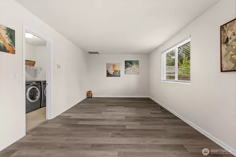 Living - 511 Harrison St, Sumner, WA 98390 photo 4 of 6