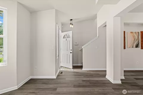 Entry Way - 511 Harrison St, Sumner, WA 98390 photo 2 of 5