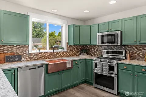 Kitchen - 511 Harrison St, Sumner, WA 98390 photo 2 of 3
