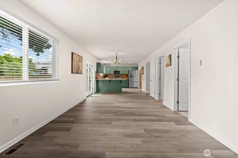 Living - 511 Harrison St, Sumner, WA 98390 photo 5 of 6