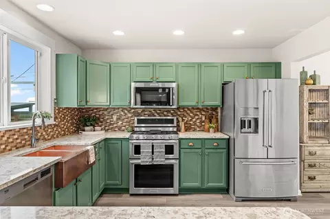 Kitchen - 511 Harrison St, Sumner, WA 98390 photo 3 of 3