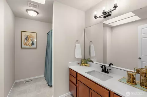 Bath - 511 Harrison St, Sumner, WA 98390 photo 2 of 3