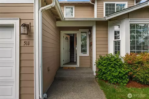 Entry Way - 511 Harrison St, Sumner, WA 98390 photo 1 of 5