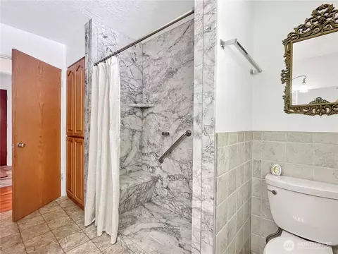 Bath - 2116 Cascade Way, Longview, WA 98632 photo 2 of 3