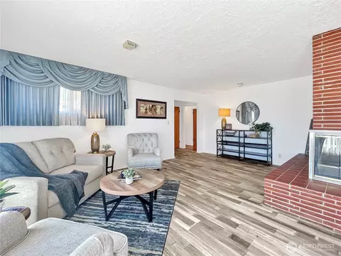 Living - 2116 Cascade Way, Longview, WA 98632 photo 2 of 5