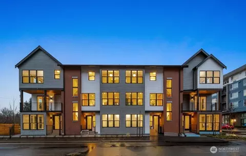695 NW Locust St, Issaquah, WA 98027