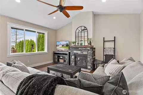 Living - 715 Red Maple Loop, Everson, WA 98247 photo 2 of 3