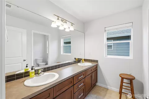 Bath - 4325 30th Dr SE, Everett, WA 98203 photo 6 of 6