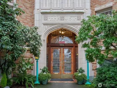 5810 NE Cowen Pl #305, Seattle, WA 98105