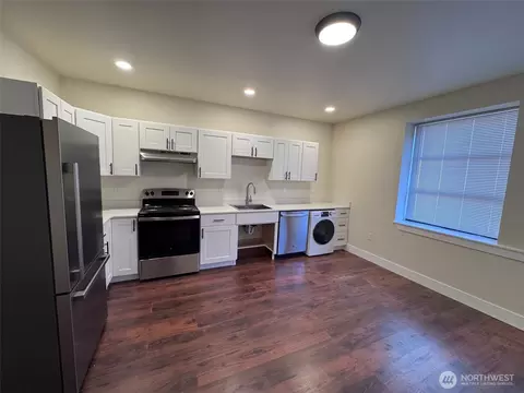 Kitchen - 101 SW 2nd St, Chehalis, WA 98532 photo 2 of 2