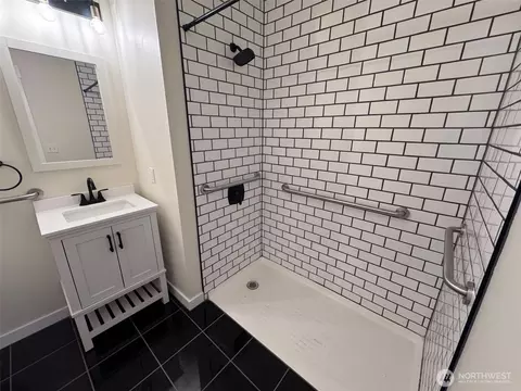 Bath - 101 SW 2nd St, Chehalis, WA 98532 photo 3 of 4