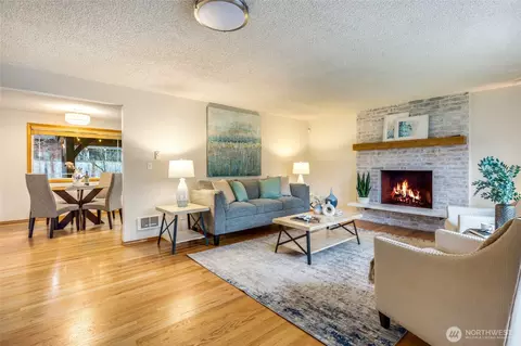 Living - 419 124th St SE, Everett, WA 98208 photo 1 of 6