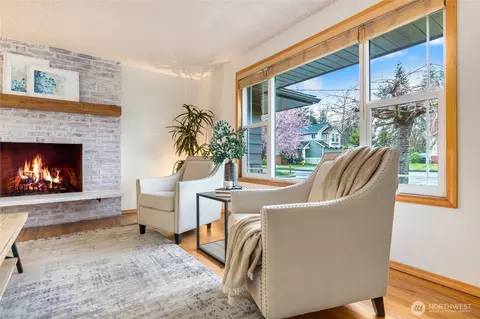 Living - 419 124th St SE, Everett, WA 98208 photo 2 of 6