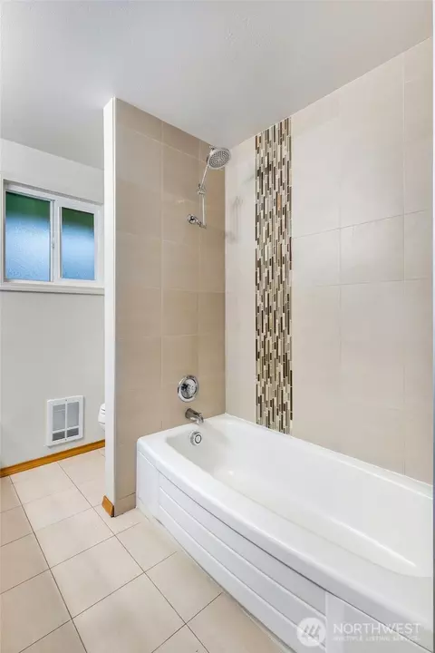Bath - 419 124th St SE, Everett, WA 98208 photo 2 of 4