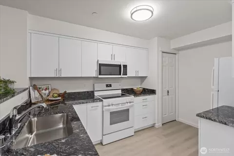 Kitchen - 2009 196th St SE #E303, Bothell, WA 98012 photo 2 of 5