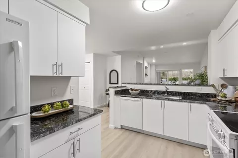 Kitchen - 2009 196th St SE #E303, Bothell, WA 98012 photo 4 of 5