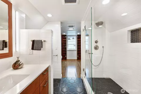 Bath - 730 N 87th St, Seattle, WA 98103 photo 3 of 6