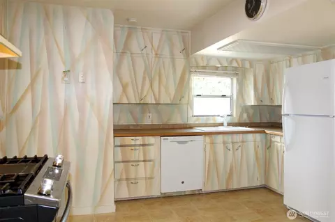 Kitchen - 16219 64th St E, Sumner, WA 98390 photo 3 of 3