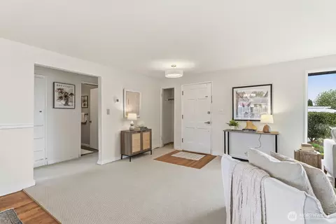Entry Way - 4893 Alpine Dr, Everett, WA 98203 photo 1 of 1