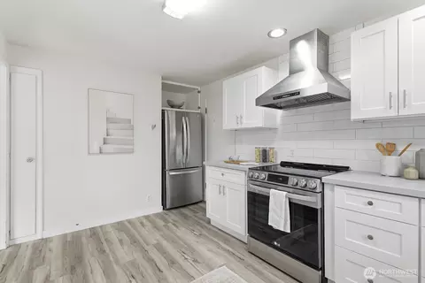 Kitchen - 4893 Alpine Dr, Everett, WA 98203 photo 2 of 3