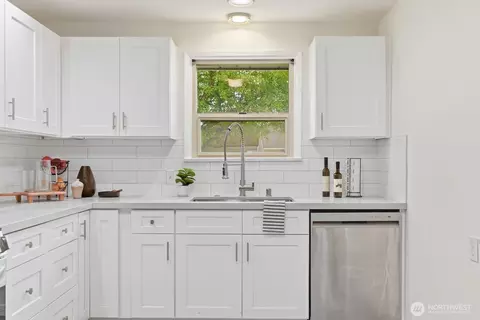 Kitchen - 4893 Alpine Dr, Everett, WA 98203 photo 3 of 3