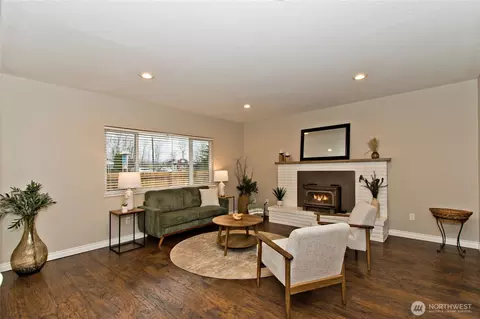 Living - 42801 264th Ave SE, Enumclaw, WA 98022 photo 2 of 3