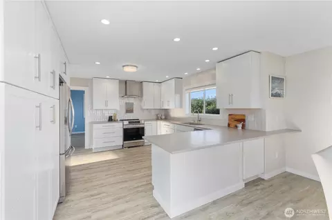 Kitchen - 264 Stringtown Rd, Ilwaco, WA 98624 photo 6 of 6