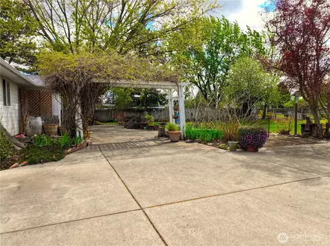 Exterior - 1139 Wallula Ave, Walla Walla, WA 99362 photo 7 of 11