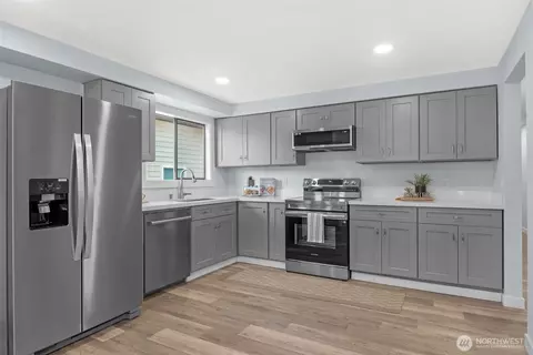 Kitchen - 2402 Larlin Dr, Everett, WA 98203 photo 1 of 2
