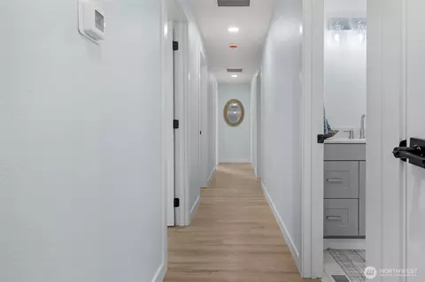Entry Way - 2402 Larlin Dr, Everett, WA 98203 photo 5 of 6