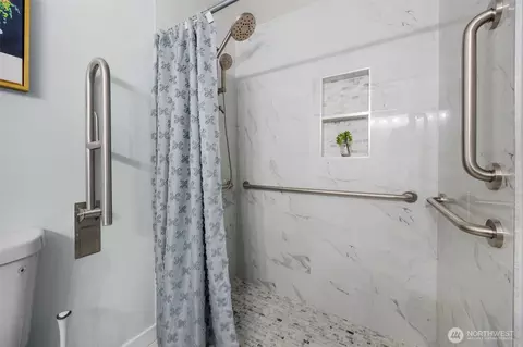 Bath - 2402 Larlin Dr, Everett, WA 98203 photo 5 of 6